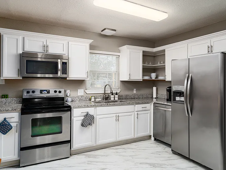305 Laurelwood Dr — Photo 6