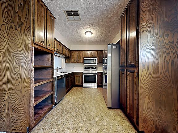 3rd image of 207 Oakwood St