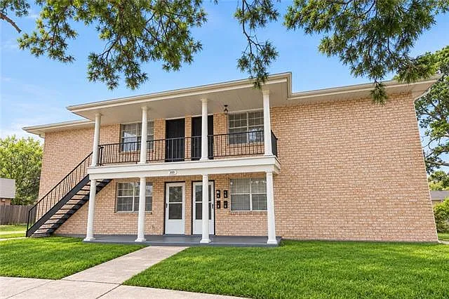 300 Duke Dr — Photo 1