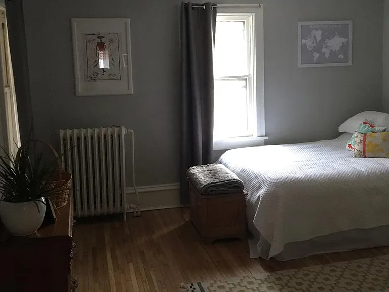 Middle bedroom