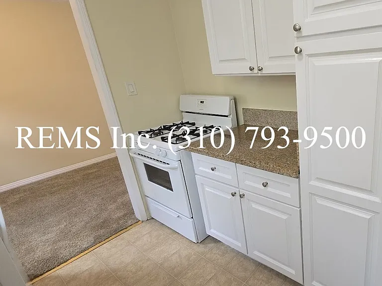 Bright Upstairs 1 Bedroom Apartment w/ Shared Garage Parking — Photo 10