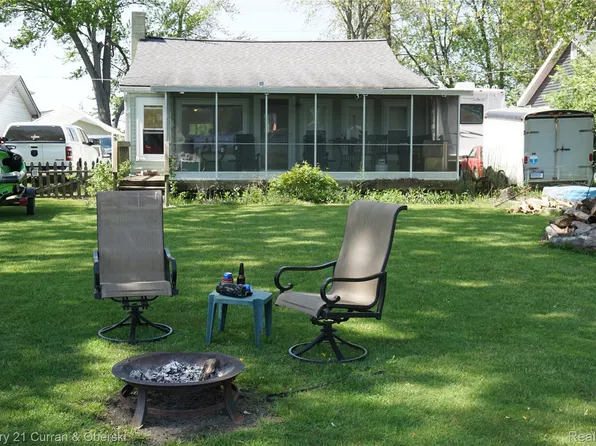 11853 Patterson Lake Dr, Pinckney, MI 48169