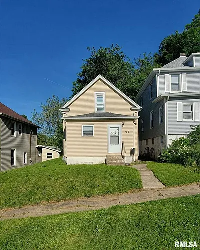 147 6th St Photo 1