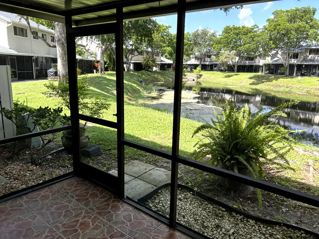 Screened Patio w/Lakeview - 1967 Discovery Cir E