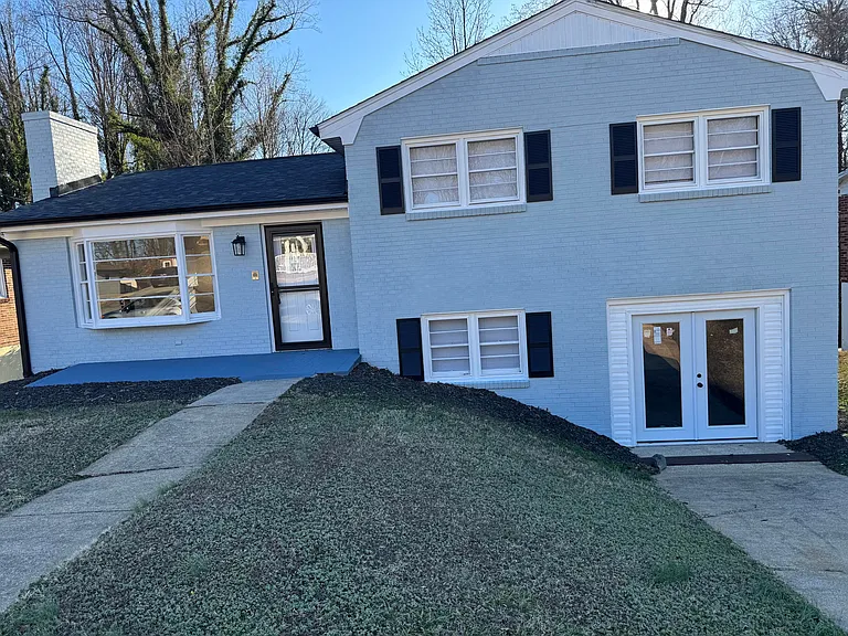 146 Fairlawn Dr — Photo 1