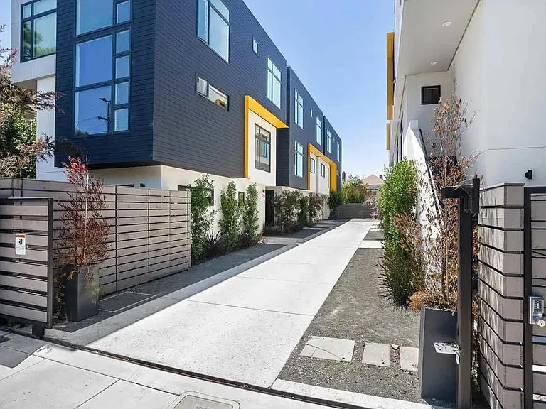 3235 Louise St — Photo 3