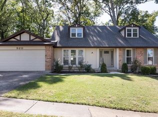 920 Courtland Pl, Ballwin, MO 63021