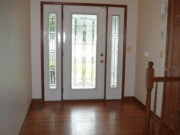 Lovely foyer to welcome your guests.