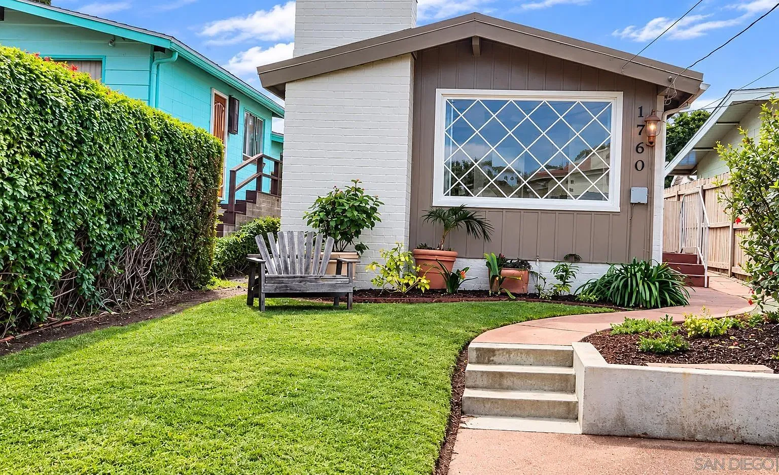 2 bed, 1.0 bath, 884 sqft — Photo 1