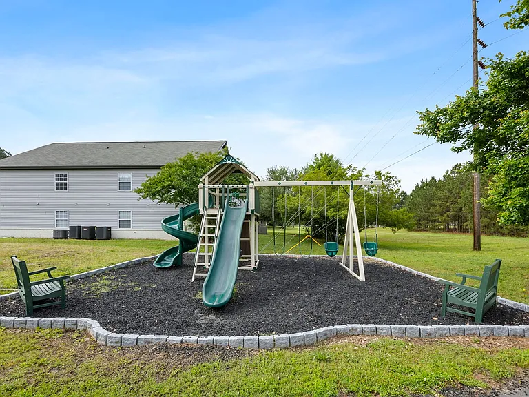 Rose Hill Garden Apartments — Photo 16