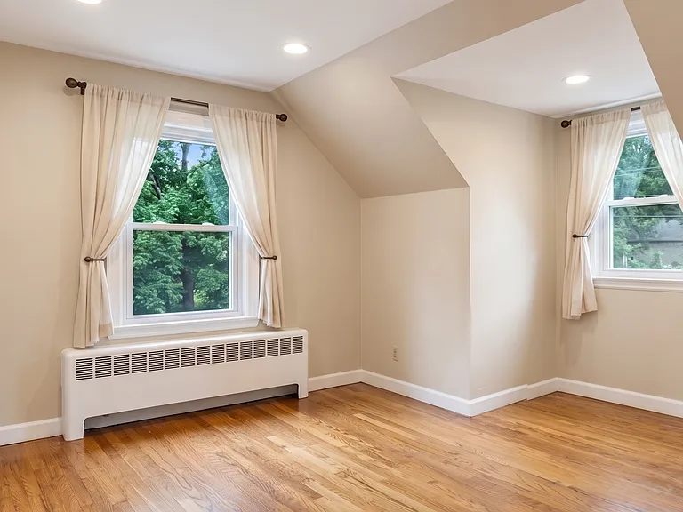 2 Spacious Bedrooms with Closets