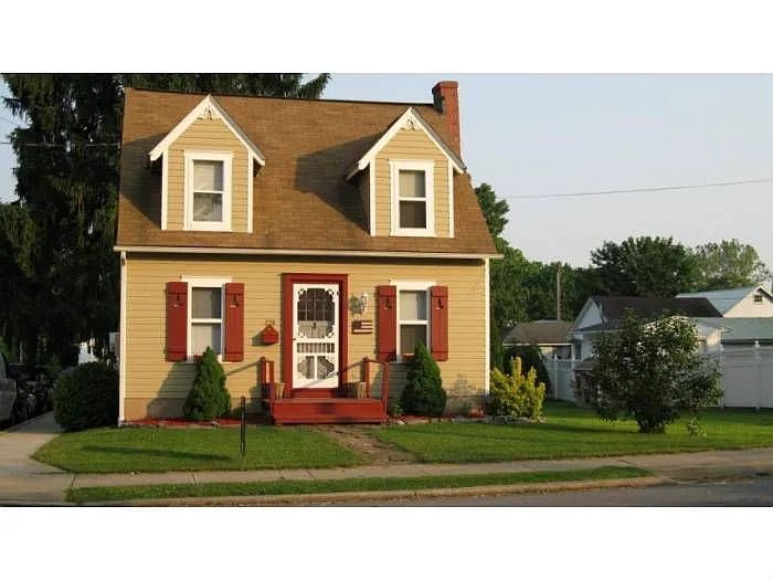 228 E Willow St photo 1