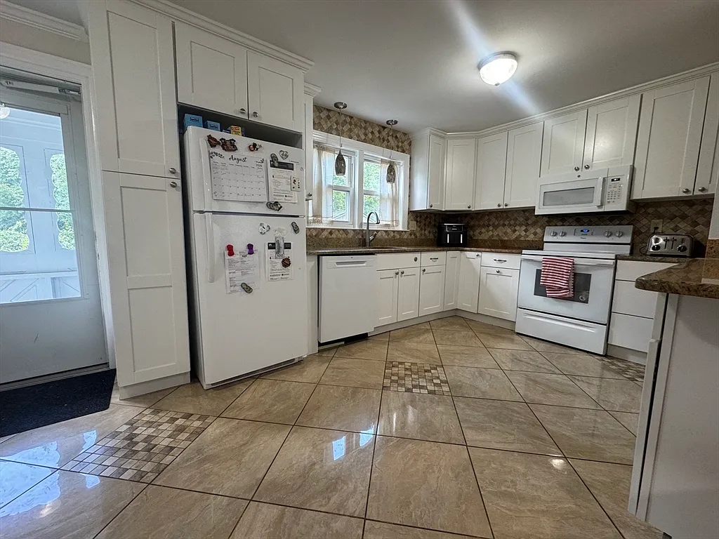 3 bed, 2.0 bath, 1200 sqft, $3,250 — Photo 3