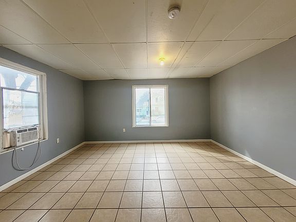 2nd image of 921 W 4th St #11330091