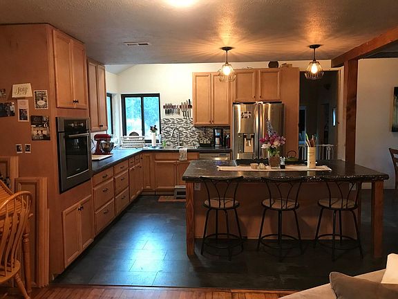 open concept kitchen w newer appliances, center island w sto
