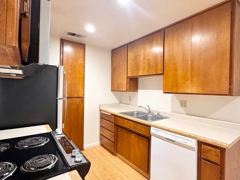 Stadium Village Apartments — Photo 29