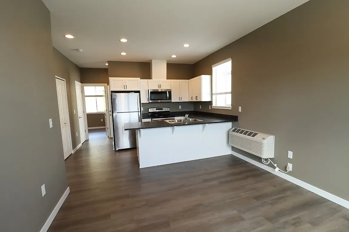 3 bed, $2,195 — Photo 2