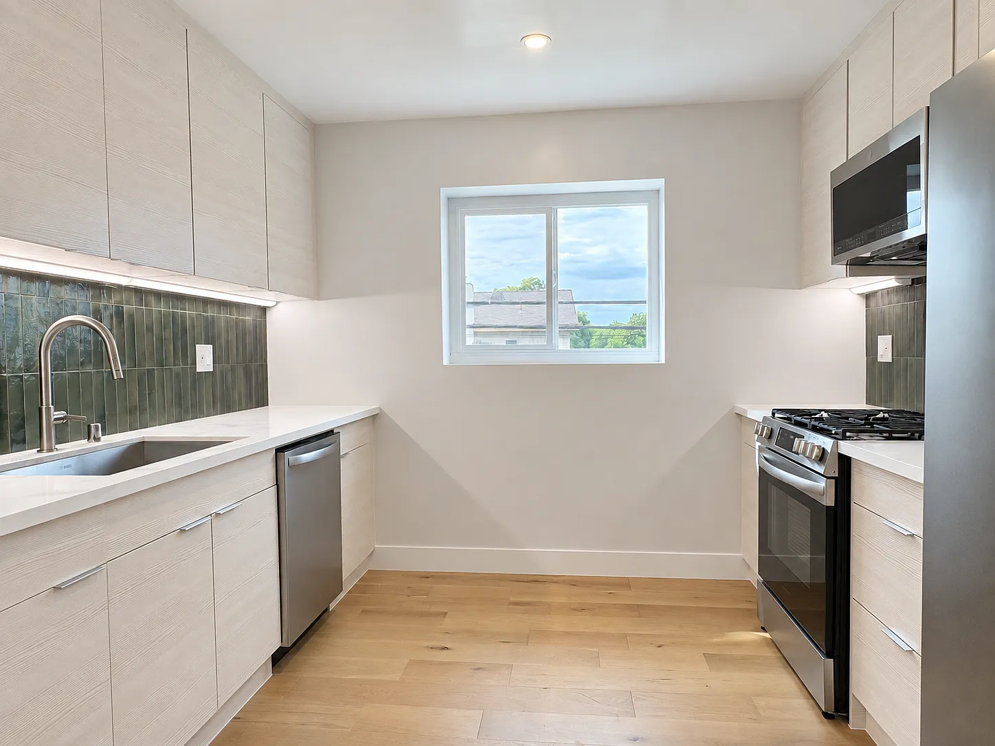 3 bed, 1216 sqft, $3,850 — Photo 3