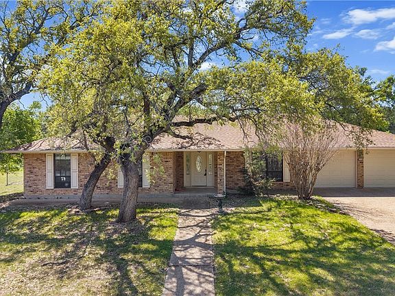 3rd image of 2116 Chinaberry Cir
