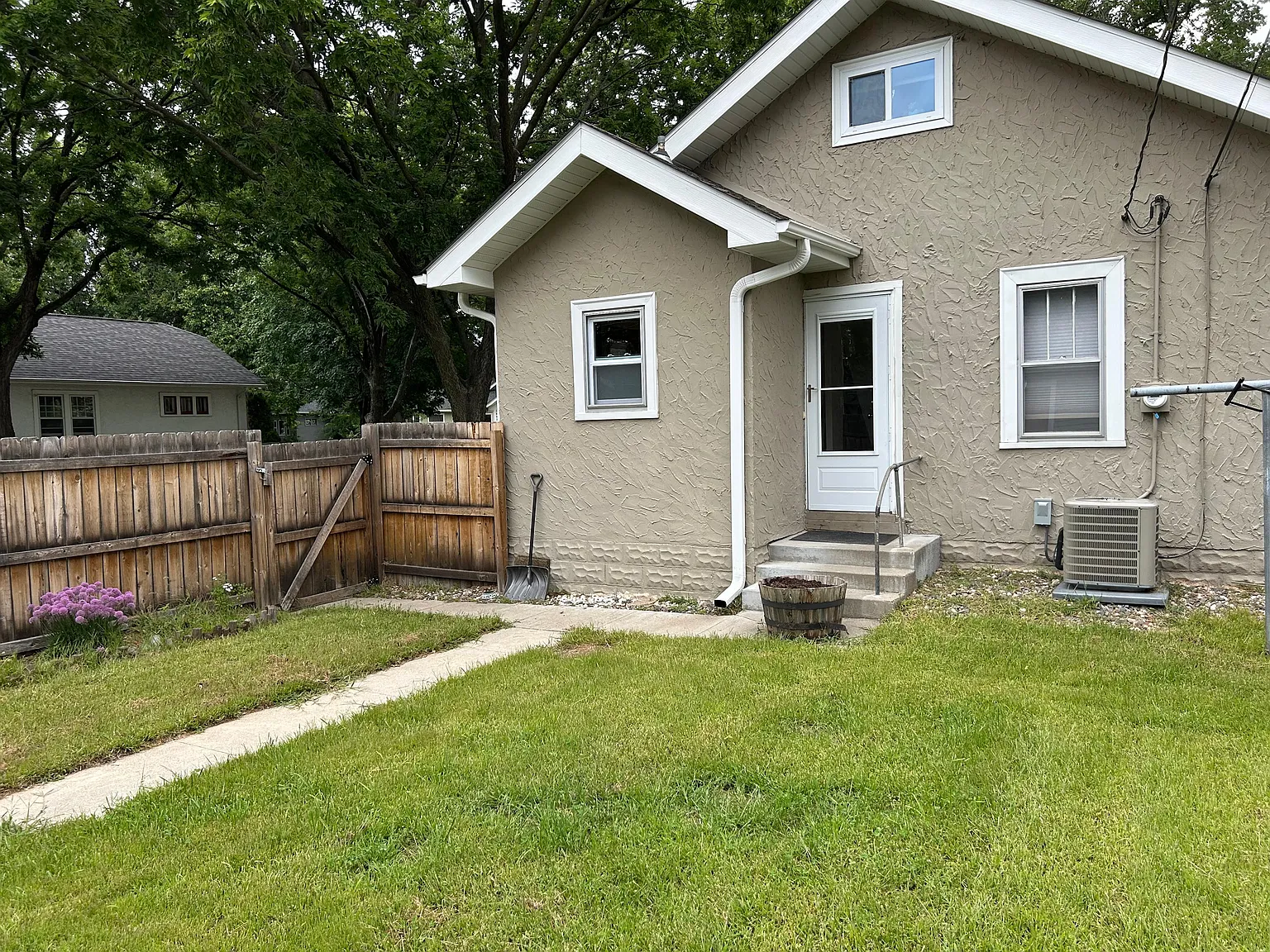 3 bed, 1120 sqft, $2,200 — Photo 2