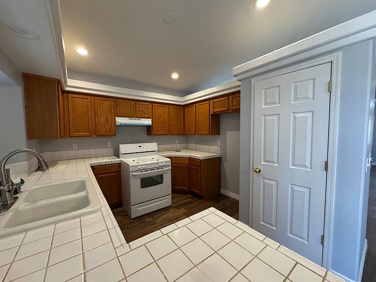 2454 E Saguaro Dr — Photo 13