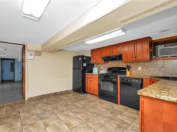 5th image of 132 Bay 28th St