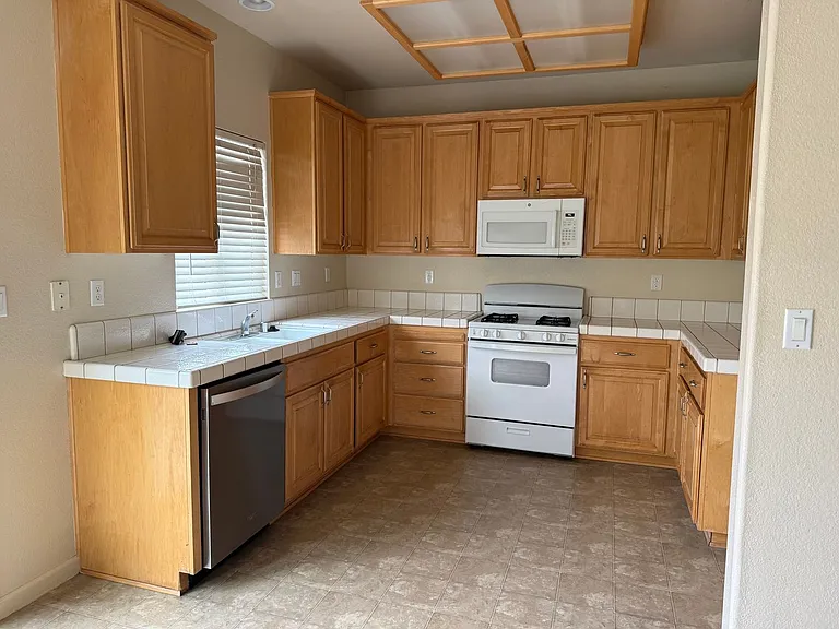 3260 Poppy St — Photo 8