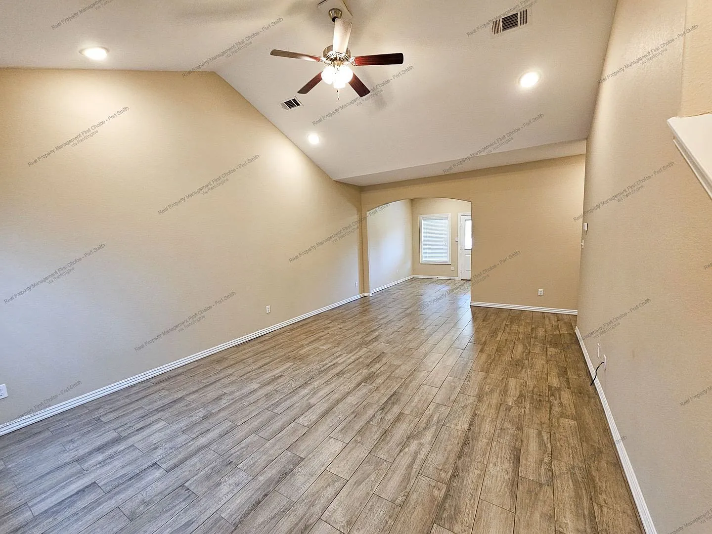 3 bed, 2.5 bath, 1650 sqft, $1,649 — Photo 2