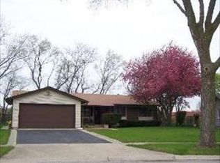 135 Hastings Ave, Elk Grove Village, IL 60007