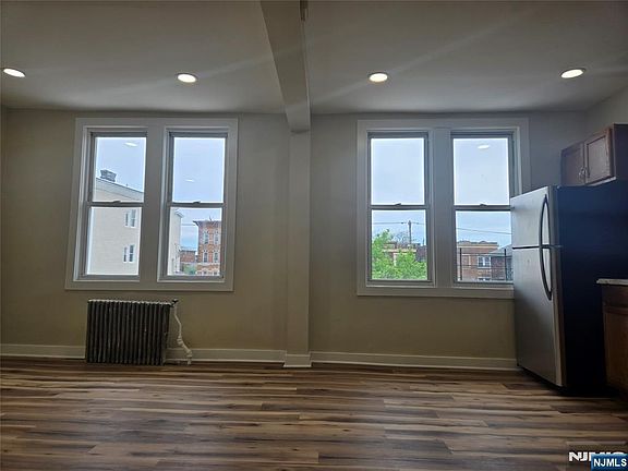 4th image of 82 Grant St