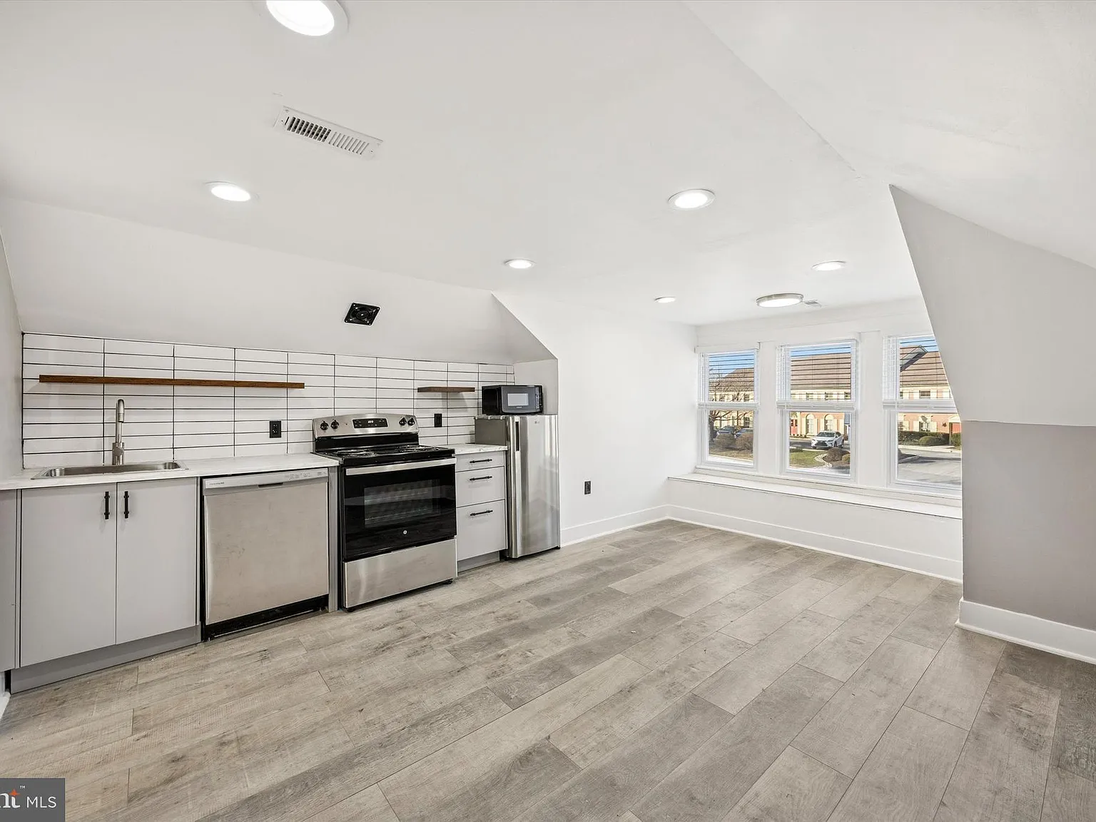 2 bed, 1.0 bath, 1000 sqft, $2,000 — Photo 2