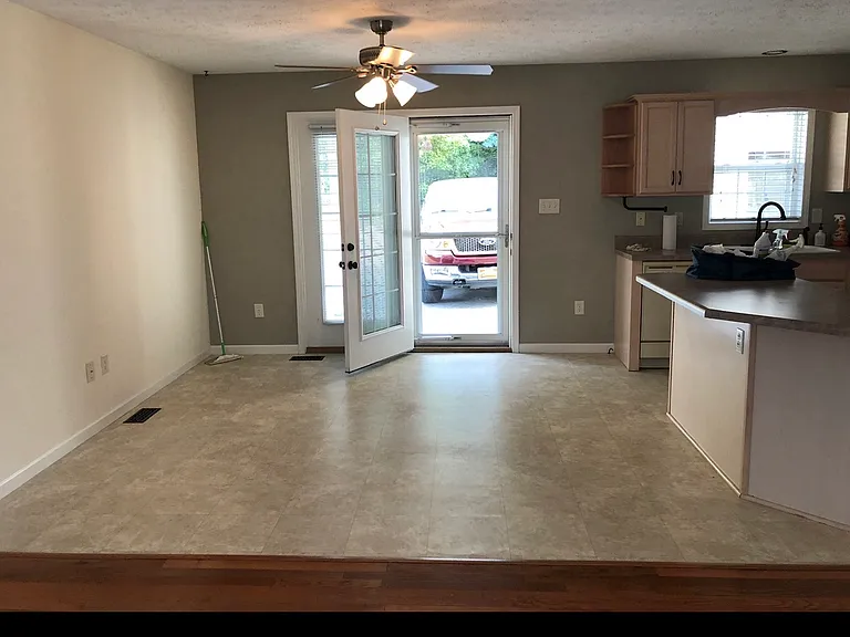 1013 Oakville Ln — Photo 2