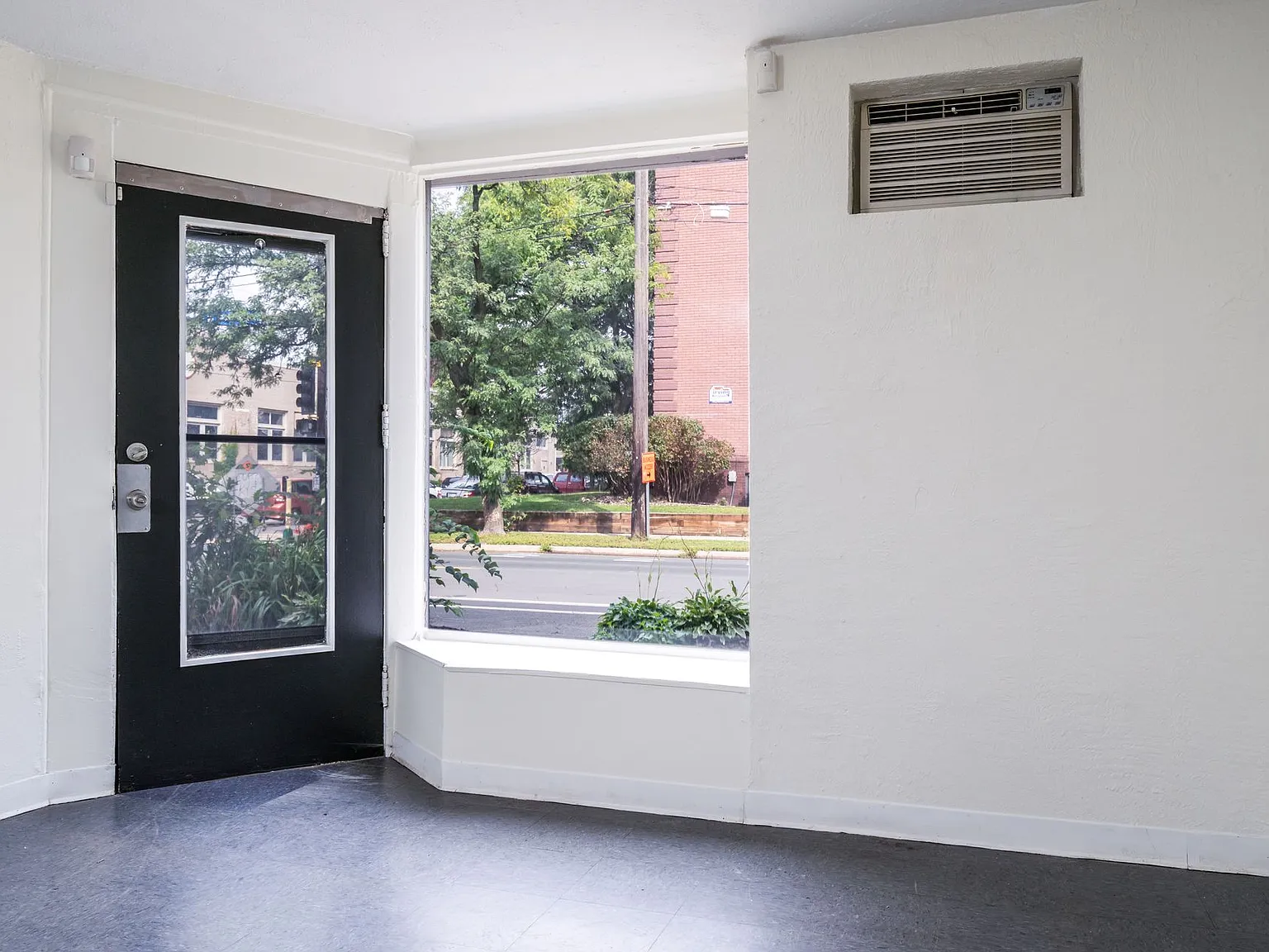 2401 Dupont Ave S — Photo 2