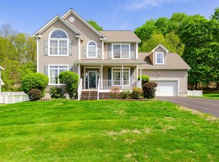 7 Coachlight Dr, Poughkeepsie, NY 12603