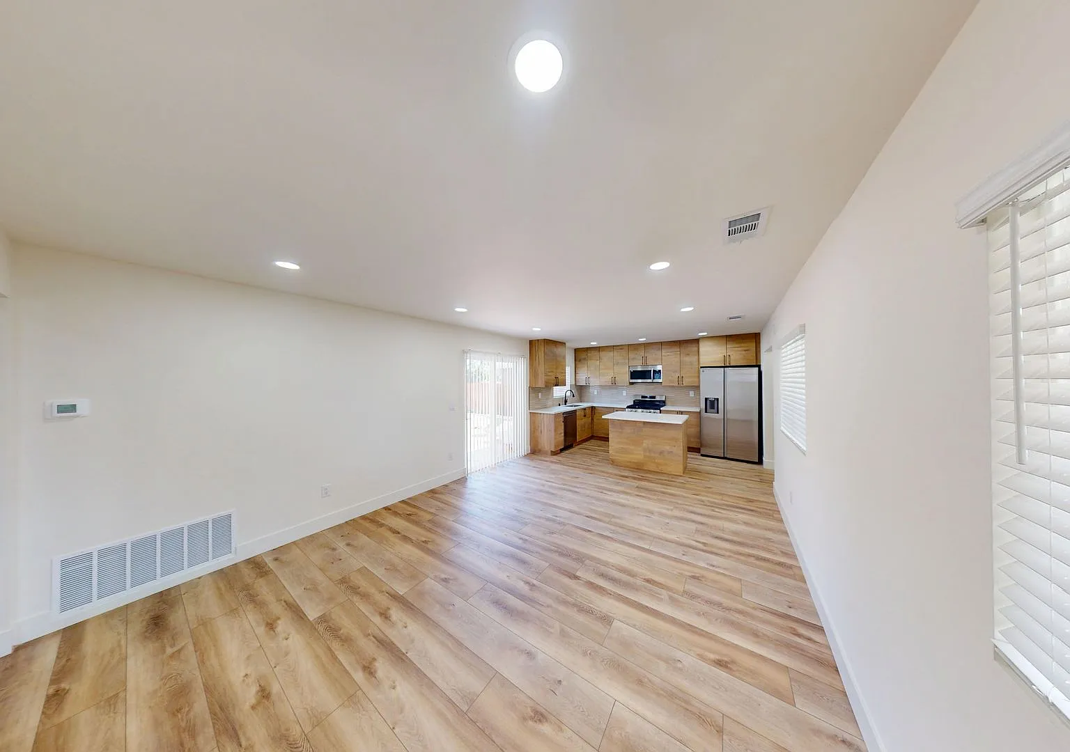 Renovated in 2025, 6 bed house on 63rd! — Photo 4