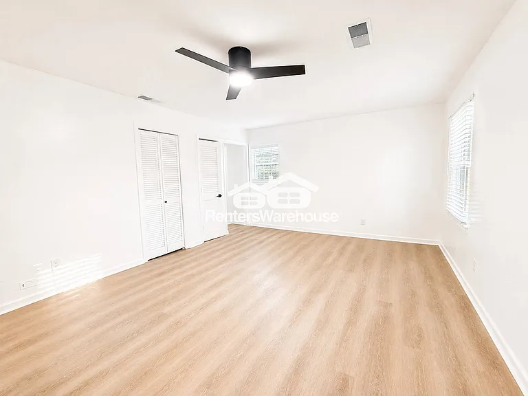 338 Travis St — Photo 22