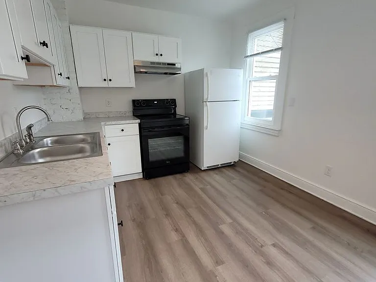 565 W Market St — Photo 12
