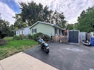 1316 Glencoe Ln, Bettendorf, IA