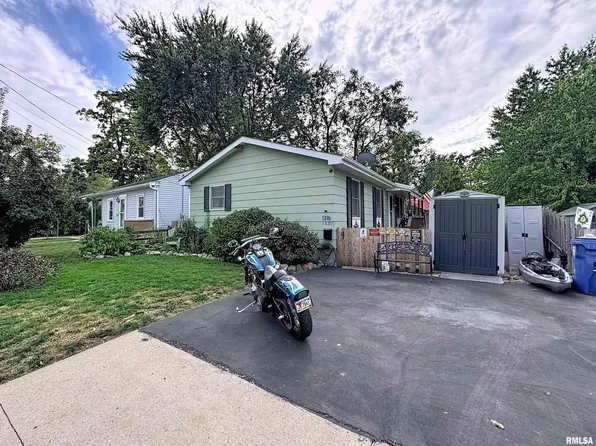 1316 Glencoe Ln, Bettendorf, IA 52722