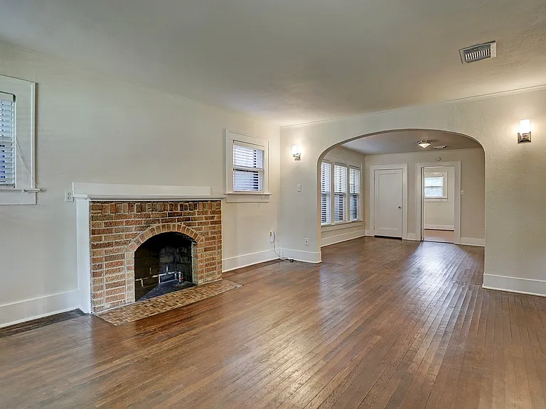 1926 W McKinney St — Photo 4