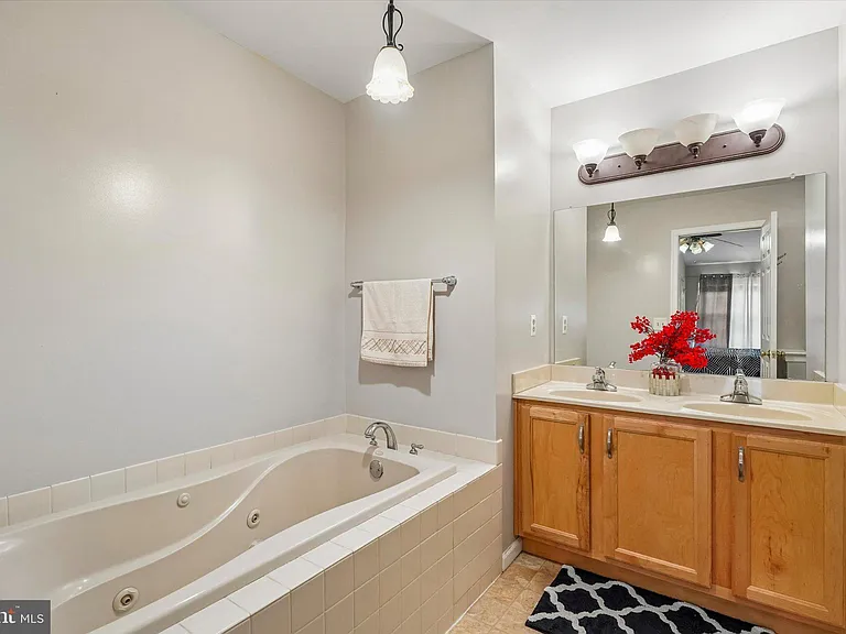 390 Auburn Ct — Photo 13