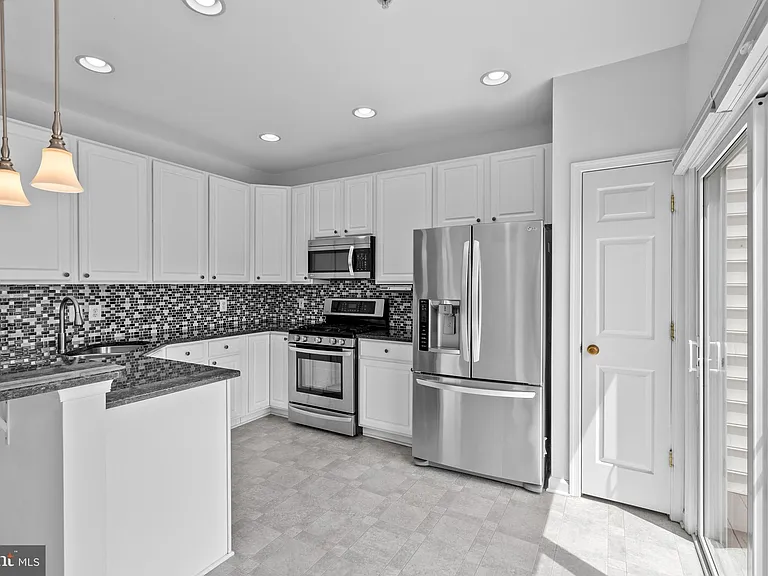 206 Heathwalk St #B — Photo 11