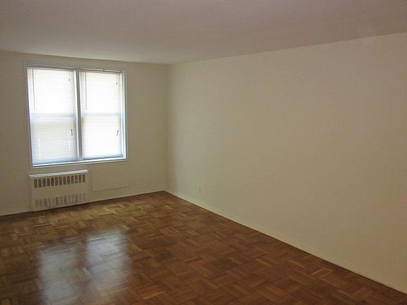 5th image of 560 Warburton Ave APT 1A