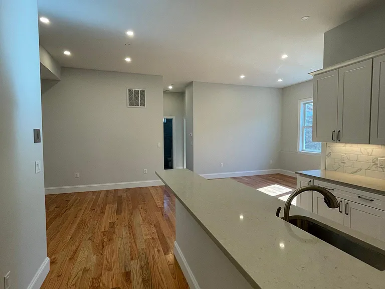 216 W Broadway #1 — Photo 5