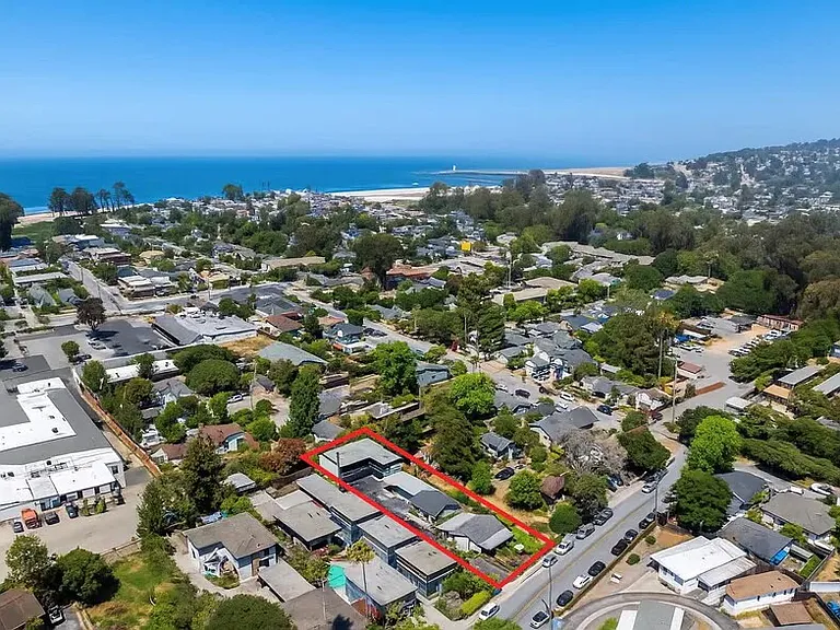 Overview of the area.
Walking distance to the beach.