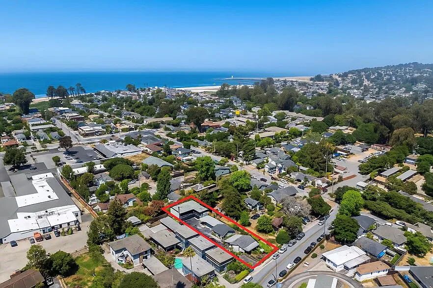 Overview of the area.
Walking distance to the beach.