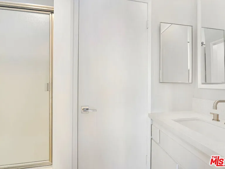 622 S Barrington Ave #304 — Photo 12