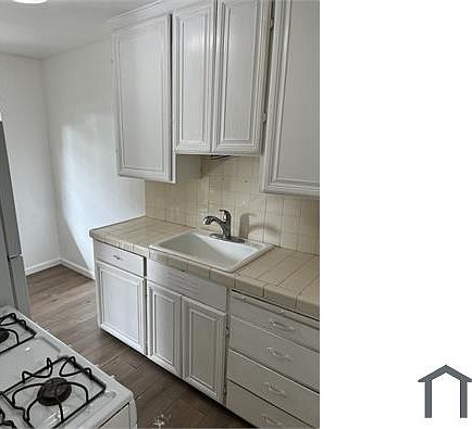 4th image of 1846 Davis St APT 8