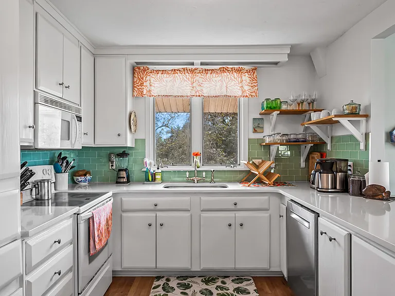 4 Oyster Bay Dr — Photo 9