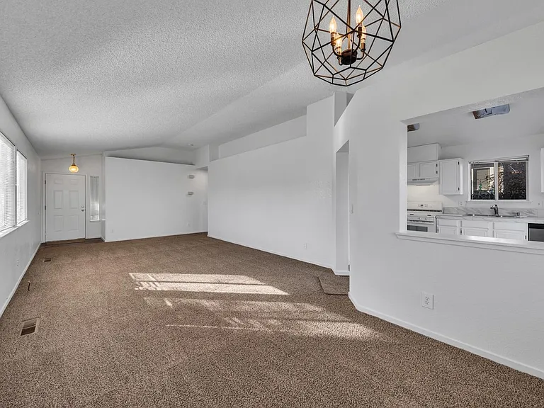 1620 Marinette Ct — Photo 5